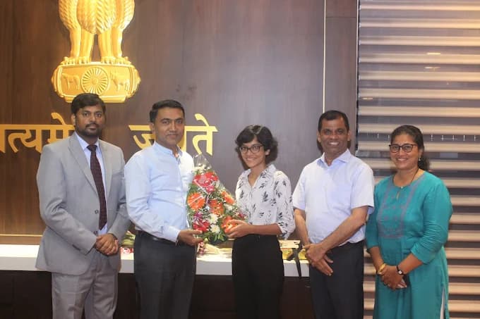 Director with Goa CM State Topper Vaishnavi.webp